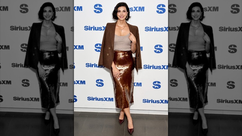 Morena Baccarin sourit sur le tapis rouge en 2024