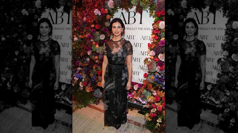 Morena Baccarin sourit sur le tapis rouge en 2023