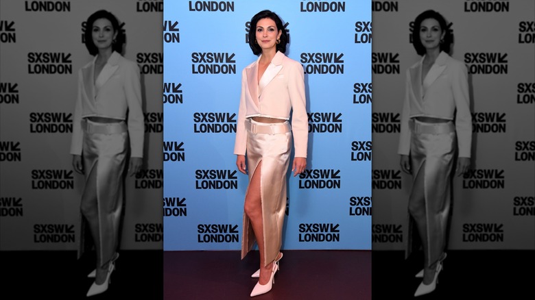 Morena Baccarin sourit sur le tapis rouge en 2025