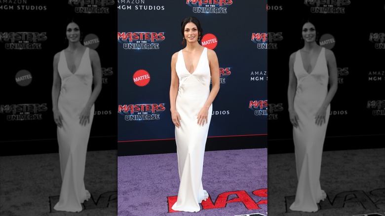Morena Baccarin sourit sur le tapis rouge en 2026