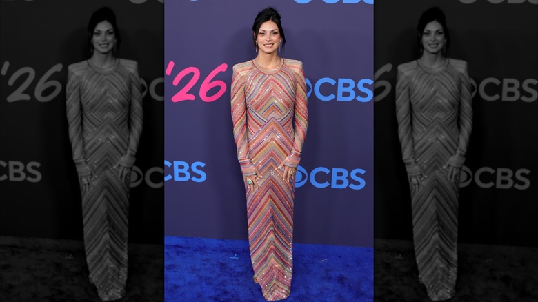 Morena Baccarin sourit sur le tapis rouge en 2026