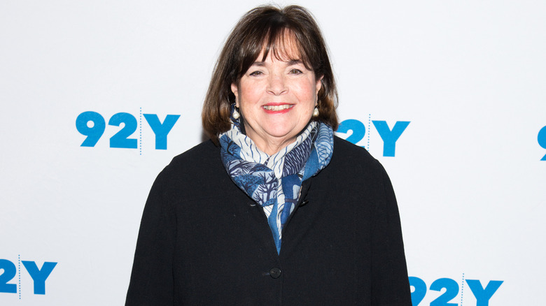 Ina Garten sourit sur le tapis rouge en 2017