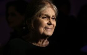 Le point de vue de Gloria Steinem sur le vieillissement est la confiance que toute femme âgée mérite : « À 60 ans, vous êtes à nouveau libre »