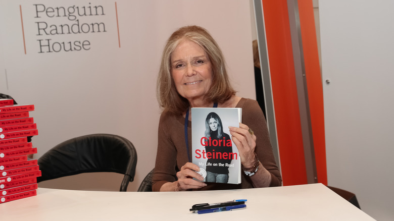 L'auteur Gloria Steinem pose pour des photos avec son nouveau livre lors de la BookExpo America qui s'est tenue au Javits Center le 28 mai 2015.