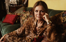 Le style signature de Gloria Steinem était une facette intentionnelle de son travail féministe