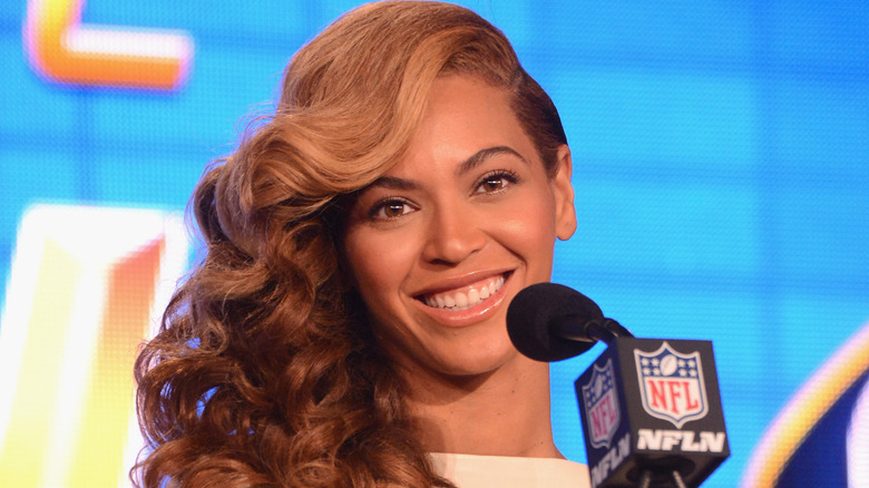 Beyoncé lors d'une conférence de presse du Super Bowl 2013