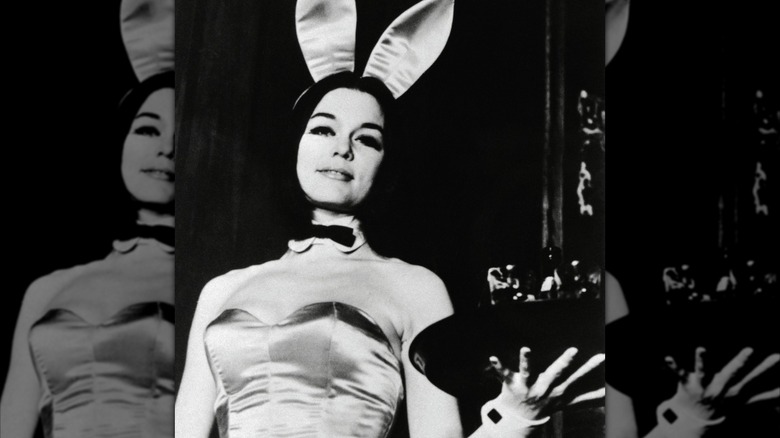 Gloria Steinem photographiée dans un costume de lapin playboy en 1963