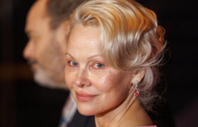 Il faisait chaud dans les années 70 et 90 : la tendance accessoire de retour Pamela Anderson est co-signataire