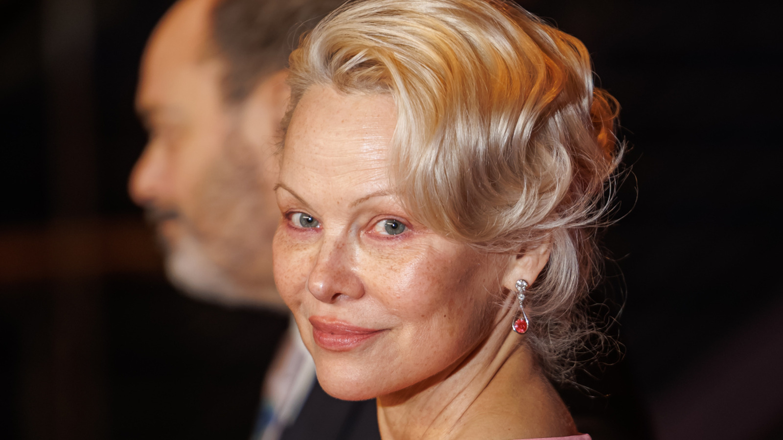 Il faisait chaud dans les années 70 et 90 : la tendance accessoire de retour Pamela Anderson est co-signataire