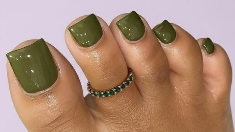 Pédicure vert terreux