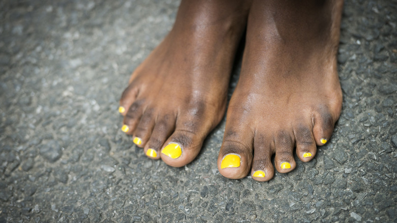 Pédicure jaune