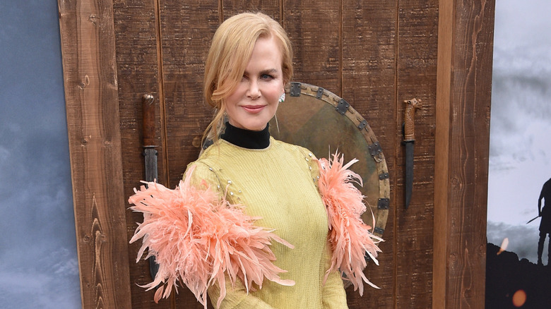 Nicole Kidman sur le tapis rouge dans une robe jaune ornée de plumes roses