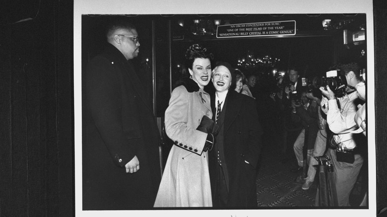 Une photographie en noir et blanc non datée de Debi Mazar et Madonna