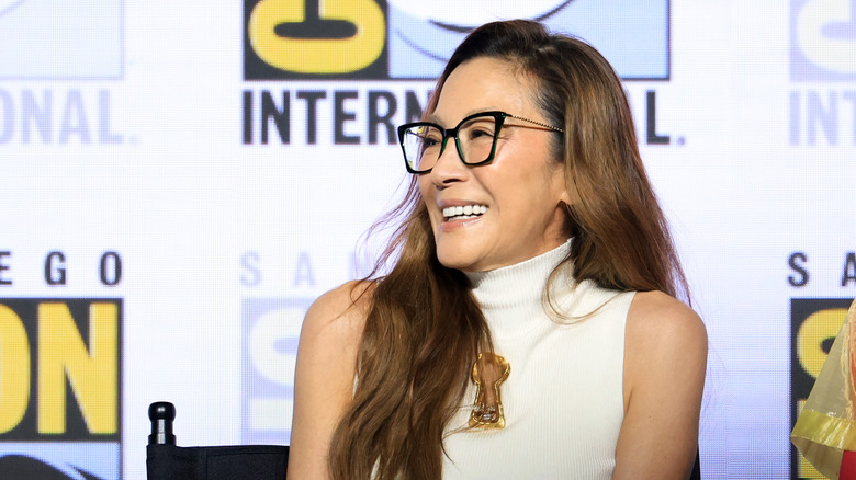 Michelle Yeoh s'exprime lors de la conférence Prime Video "Coureur de lame 2099" et "Le Seigneur des Anneaux : Les Anneaux de Pouvoir" Panel du Hall H lors du Comic-Con International 2026 : San Diego au San Diego Convention Center le 24 juillet 2026
