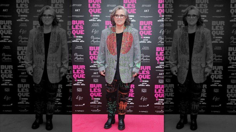 Rosie O'Donnell sourit sur le tapis rouge en 2025
