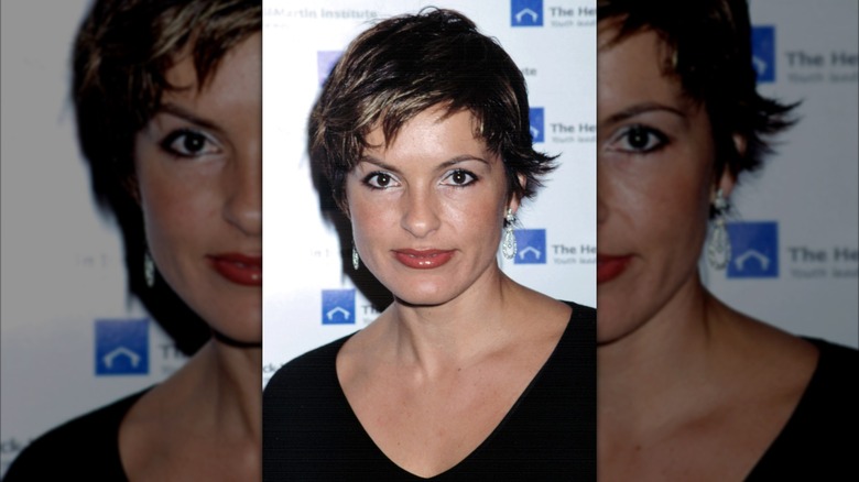Mariska Hargitay porte un haut noir à col en V avec des cheveux coupés en lutin