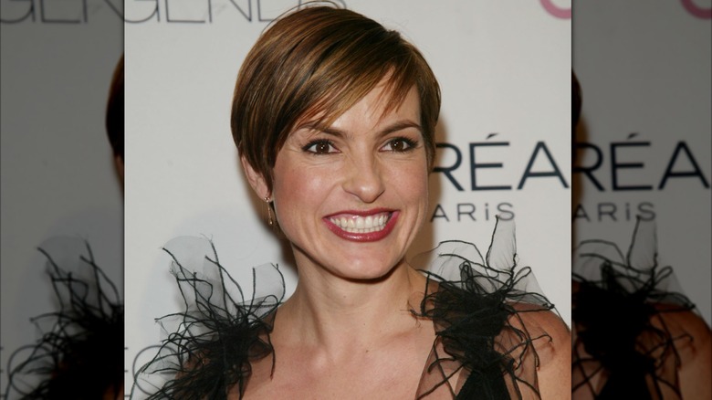 Mariska Hargitay portant une robe à plumes noires et un eye-liner noir