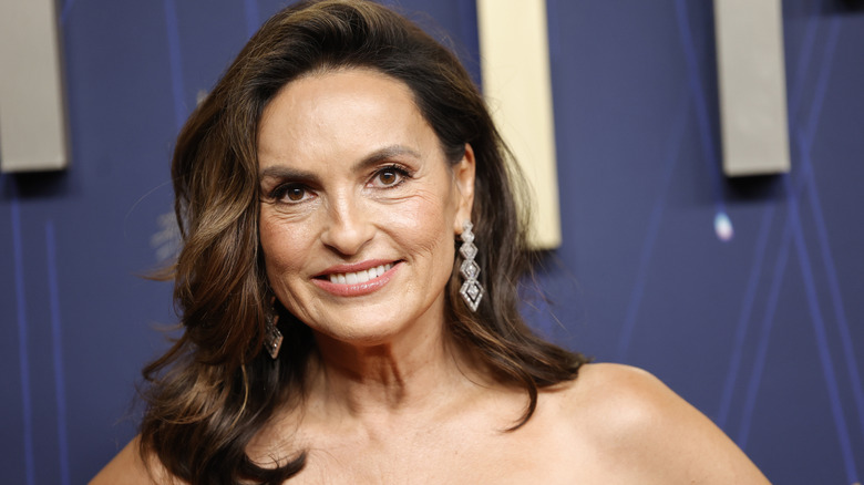 Mariska Hargitay porte une boucle d'oreille en diamant et des cheveux légèrement méchés