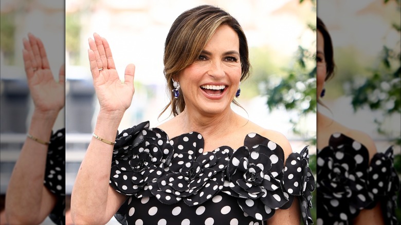 Mariska Hargitay portant une robe à pois avec de grandes boucles d'oreilles en diamant bleu