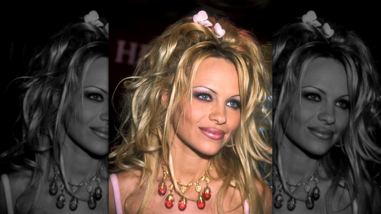 Pamela Anderson photographiée souriante en 1999