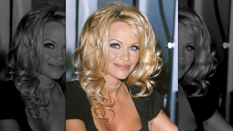 Pamela Anderson photographiée souriante en 2000