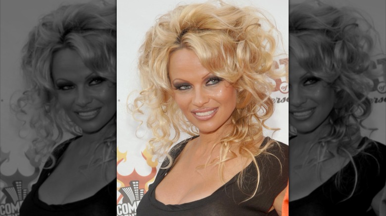 Pamela Anderson sourit sur le tapis rouge en 2005