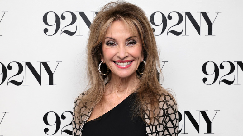 Susan Lucci sourit sur le tapis rouge en 2025