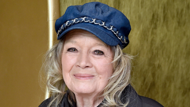Angie Dickinson photographiée souriante en 2019