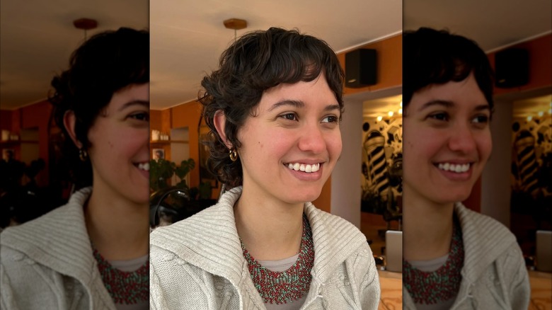 Une femme avec une coupe de cheveux bouclés de lutin