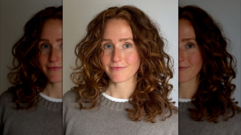 Une femme aux cheveux roux coupés aux épaules avec des couches de cadrage du visage
