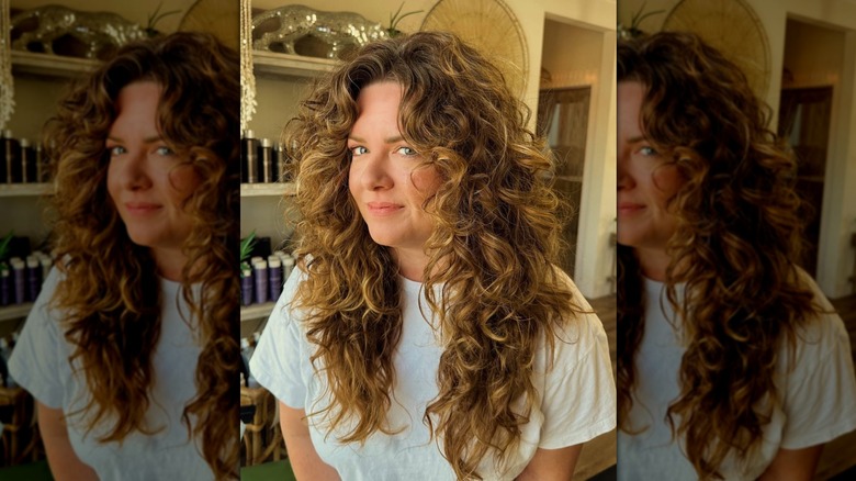 Une femme aux cheveux longs et bouclés avec des couches supplémentaires