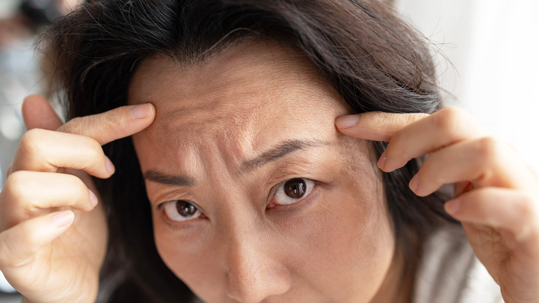 les femmes fronçant les sourcils attendent avec impatience