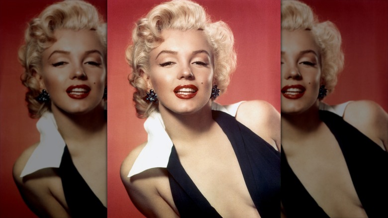 Marilyn Monroe sourit avec du rouge à lèvres et un eye-liner ailé