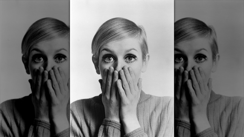 Twiggy pose avec un eye-liner audacieux et de faux cils
