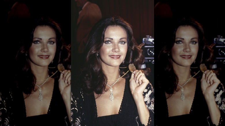 Lynda Carter sourit avec un rouge à lèvres rouge cerise et un eye-liner subtil