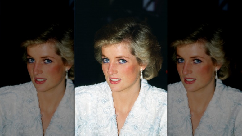 La princesse Diana sourit en portant un blazer blanc et un eye-liner bleu