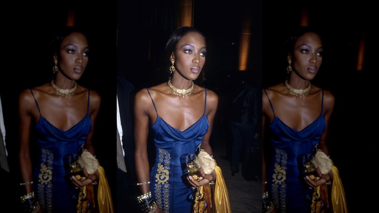 Naomi Campbell porte une robe bleue et un maquillage givré