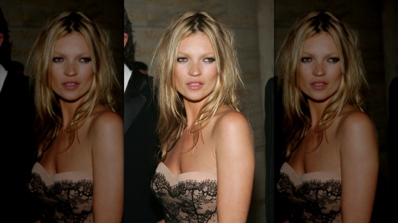 Kate Moss avec des cheveux blonds en désordre et un eye-liner noir audacieux