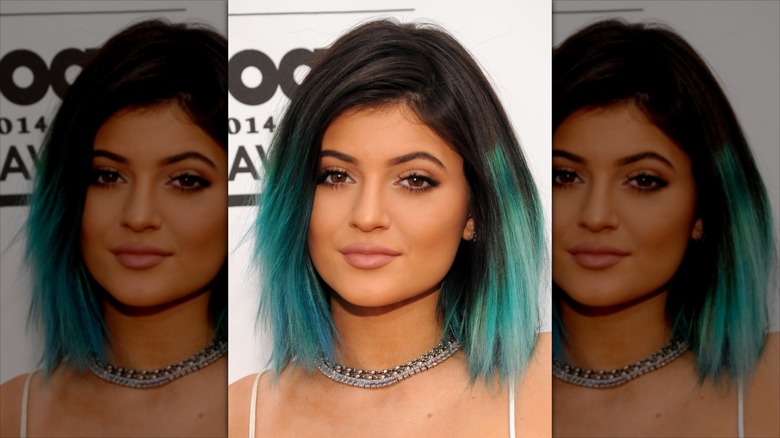 Kylie Jenner pose avec des cheveux turquoise et un eye-liner ailé