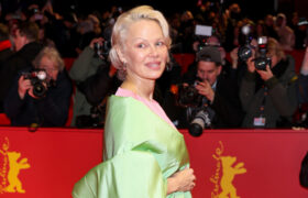 Pamela Anderson a prouvé que la tendance des couleurs polarisantes de l'automne 2026 est parfaite pour les femmes de plus de 50 ans