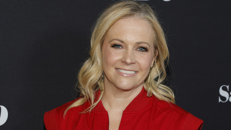 Melissa Joan Hart sourit sur le tapis rouge en 2026