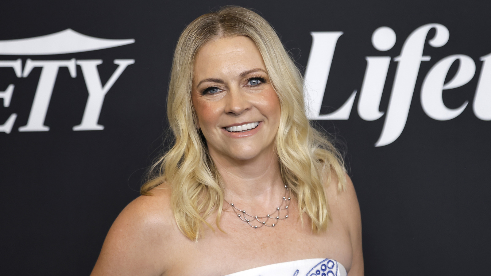 Melissa Joan Hart a dénoncé la « fumée et les miroirs » d'Hollywood avec une photo poignante