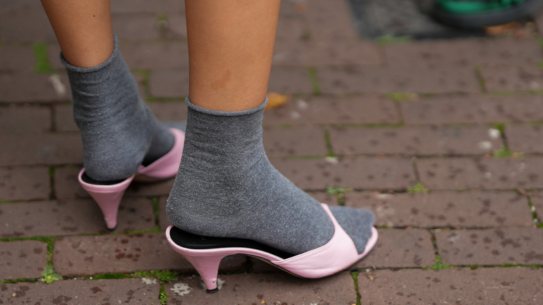 mules roses avec chaussettes grises