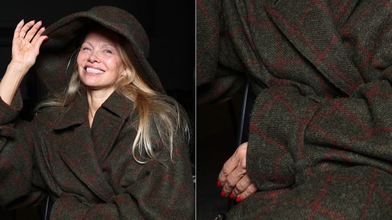 Pamela Anderson avec un manteau à carreaux, un chapeau et des ongles rouge vif