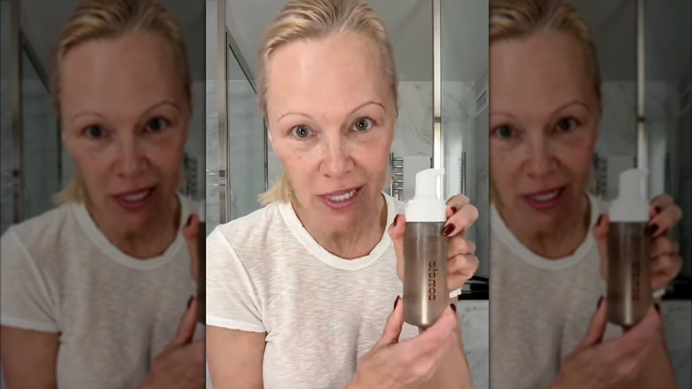 Pamela Anderson sur Instagram tenant un nettoyant pour le visage dans sa salle de bain