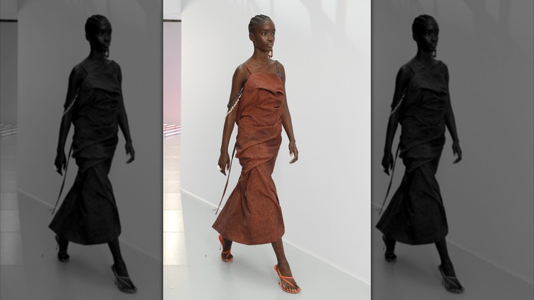 Un mannequin défile pour la Fashion Week printemps-été 2021 de Paris
