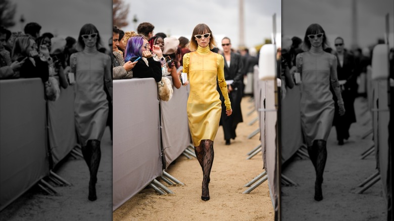 Un mannequin défilant sur le podium Dior