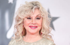 La transformation des cheveux blonds à gris de Stella Parton est parfaite pour les femmes plus âgées