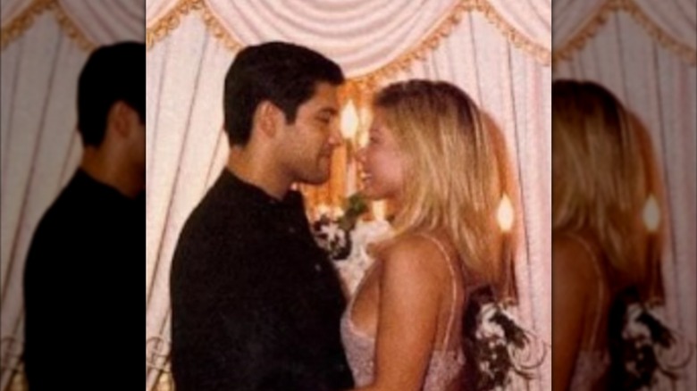 Kelly Ripa dans une robe blanche et Mark Consuelo portaient un costume noir