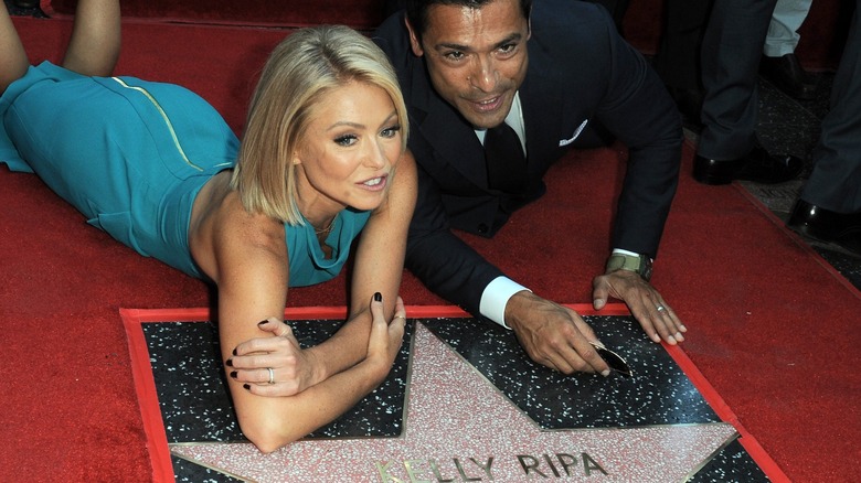 Kelly Ripa et Mark Consuelos allongés sur son étoile sur le Hollywood Walk of Fame